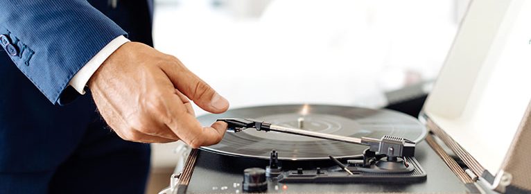 Der Schallplattenspieler erfreut sich seit mehr am 130 Jahren großer Beliebtheit.Vinyl-Platten im Regal